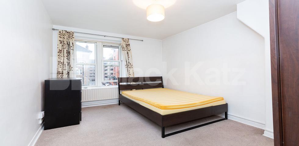 3 good size double bedrooms plus a spacious lounge in hackney Amhurst Road, Hackney